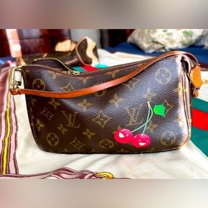 MURAKAMIS WHIMSICAL CERISES GRAPHIC PRINT POCHETTE✨